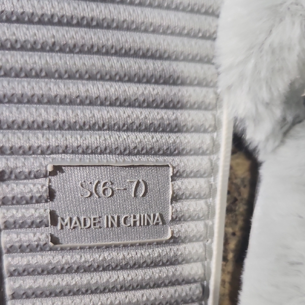 Jessica Simpson Silver and Gray Plush Slippers Size 6-7 - Picture 5 of 10